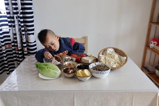4岁宝宝做早餐三文鱼浓汤面,汤鲜味美易吸收