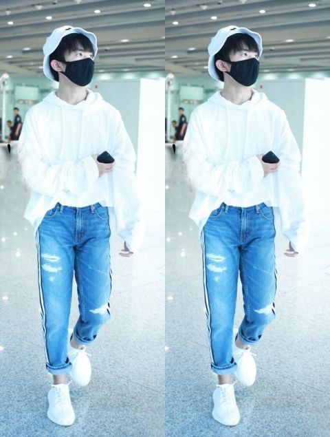 易烊千玺绿外套配红裤子现身机场,网友:敢这么