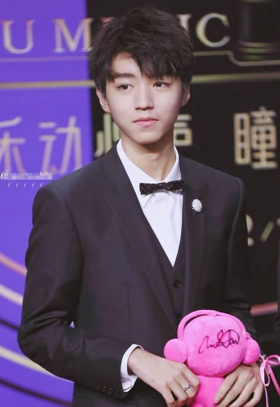 王俊凯日本奈良被偶遇,戴着眼镜喂小鹿,网友:看