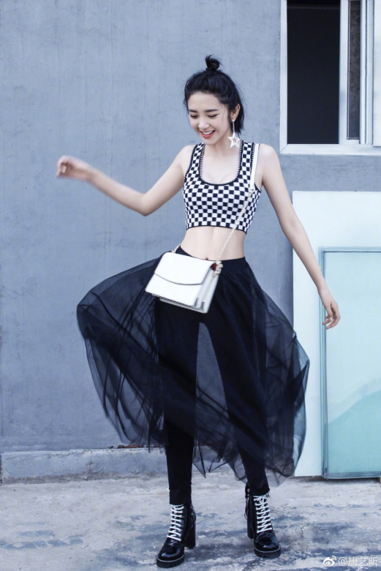 唐艺昕露脐装秀性感 还配文:小腰精要被热得现原形了