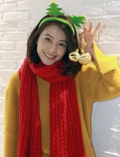 红色围巾搭配什么衣服好看