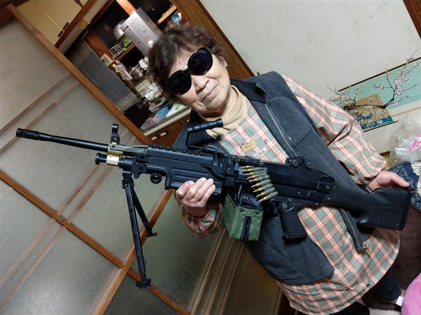 日本超硬核"社会"大妈 手持加特林笑容和蔼-北京时间