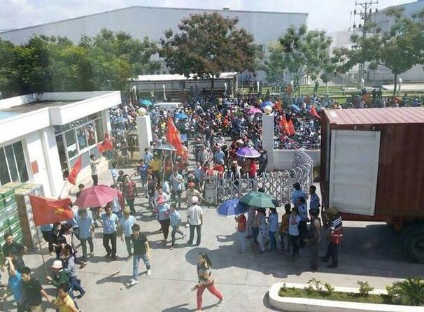 这场游行后期已演变成反华暴乱，这场暴乱中暴乱造成2名中国人死亡，100多名中国人受伤。当时的越南政府对暴乱的放纵负有不可推卸的责任，也为此付出了沉重代价。这起反华暴乱被外界解读极为不寻常，背后可能有美国参与。