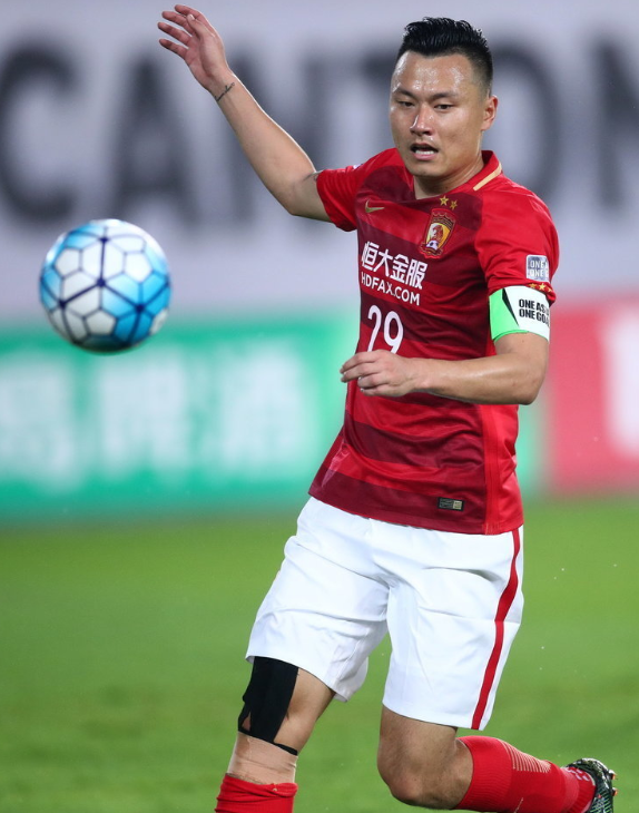 叶鸿辉遭郜林踢脸 面部变形表情痛苦