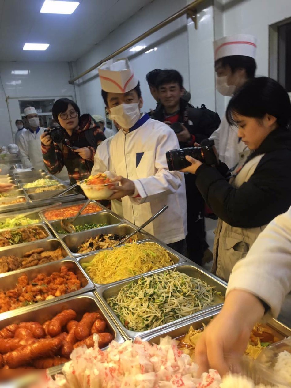 王宝强扮食堂打饭小哥 获学生热情围观