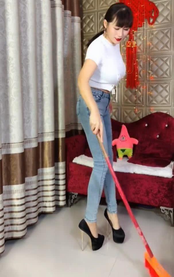 高跟鞋美女走红,脚穿20公分高跟鞋扫地,网友