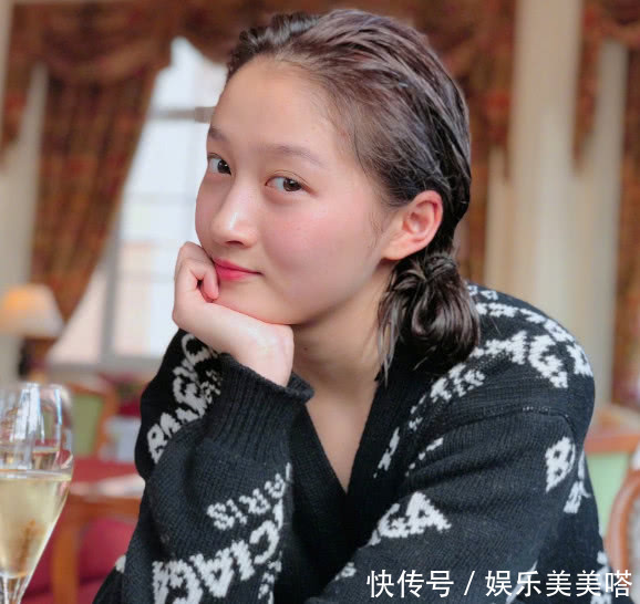 关晓彤真不一般,光素颜照就能美艳众人,难怪鹿