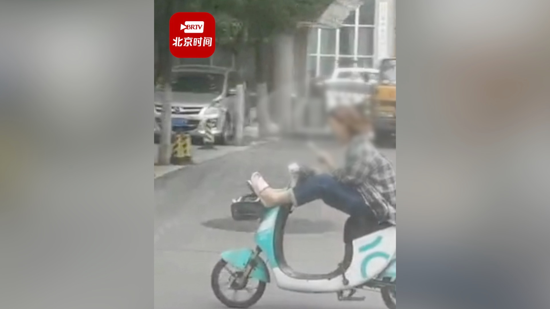 女子被拍双脚蹬车筐路过交警队 警方：批评教育，罚款20元