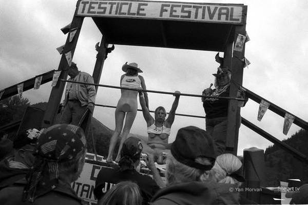 暴力与性:摄影师冒死偷拍巴黎黑帮生活