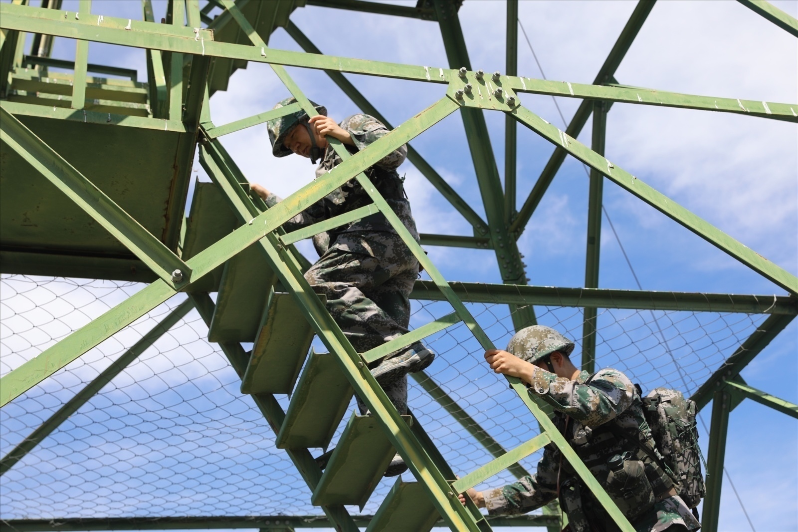 烈日炎炎,大校与战士一起踏上巡逻路