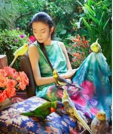 杨丽萍脚踩恨天高现身,60岁的年龄20岁的脸,网