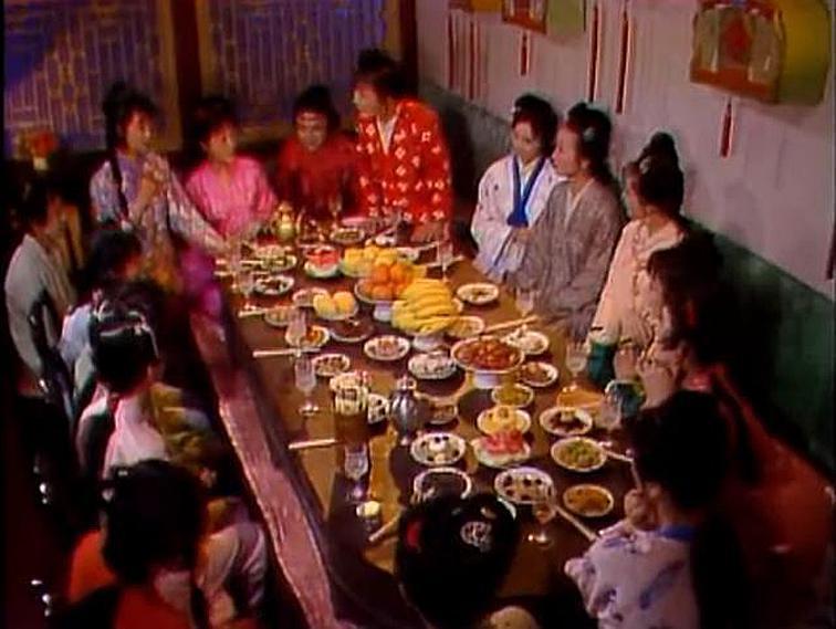 天上一轮才捧出 人间万姓仰头看