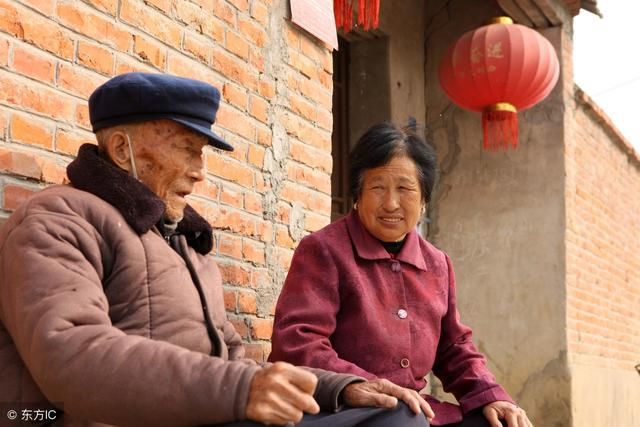 儿媳逼着公公娶媳妇,还张口要钱要房,公公掏出