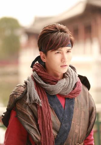 陈奕夫在里面的扮相也是帅气十足噢