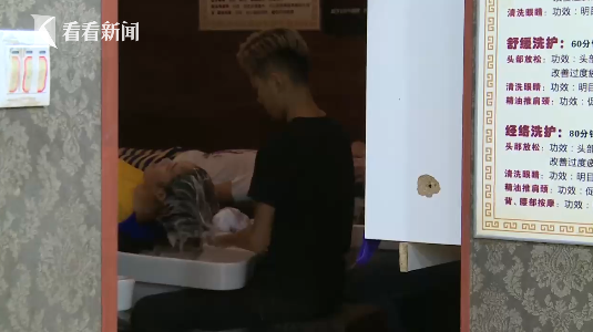 而对于店长的说法,小林并不认同,坚持当时店员按得很下面,在她提出不要摸后,更是直接伸到了里面。