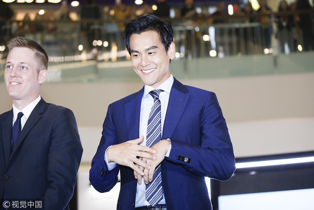 彭于晏穿西装帅气热聊成都小吃 获粉丝大喊"老公"害羞搓小手