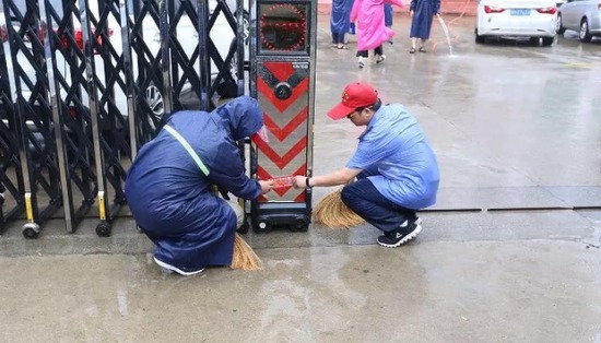三门峡市工商局志愿者冒雨开展洁城行动