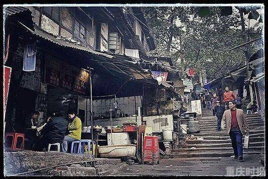 十八梯上接较场口，下接厚慈街，有200多级，为减轻爬坡之苦，特将长石梯分为18层台阶，所以称为十八梯。它是一条绝对典型的重庆式老街，与解放碑相距不远，带着你穿越时空，从现代都市步入到上世纪六七十年代老重庆。