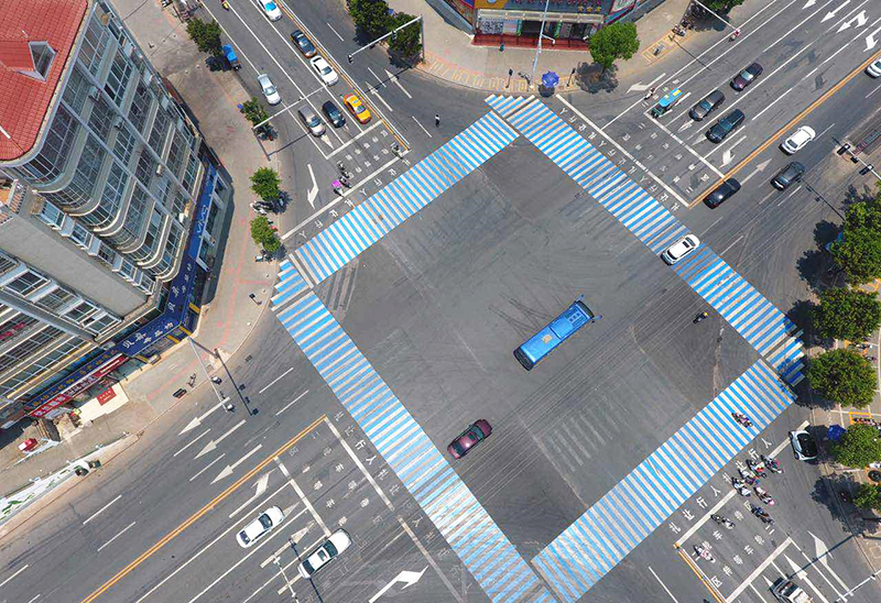 赣州首条彩色斑马线亮相城区 创意又警示引领文明出行