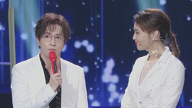 薛之谦惊艳亮相 完美诠释歌曲《摩天大楼》 薛之谦惊艳亮相 完美诠释歌曲《摩天大楼》