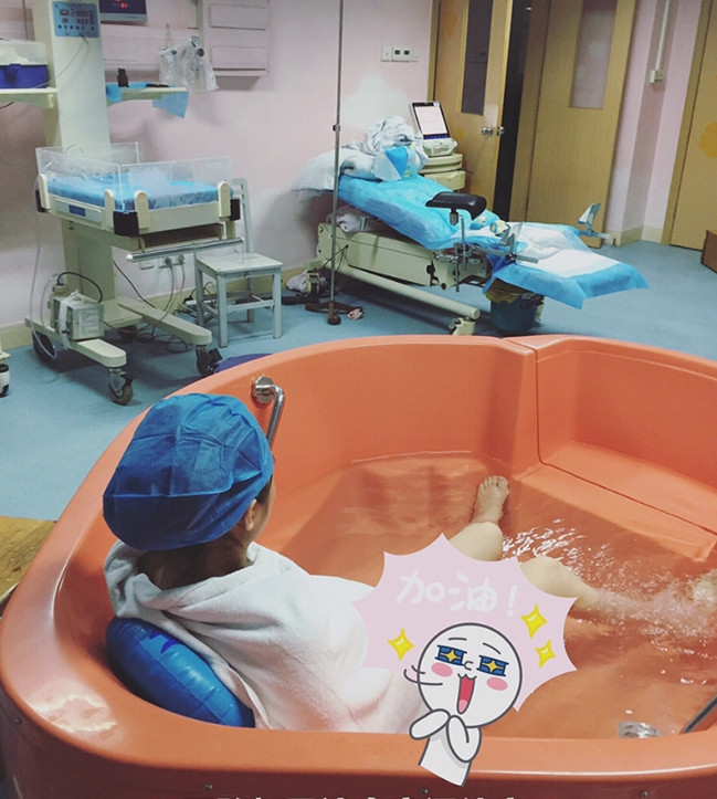 水中分娩6.6斤女宝宝,身高54厘米,是个长腿小姑