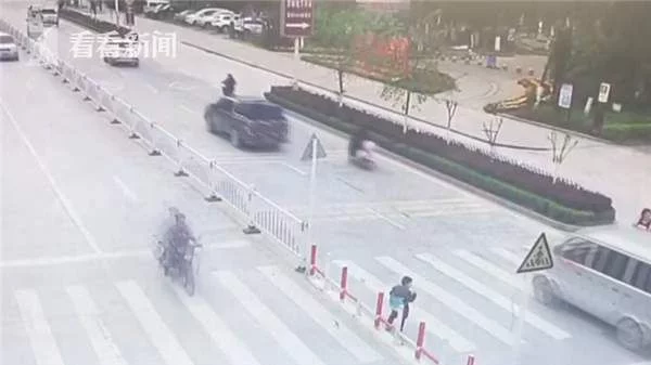男童独自过马路被撞 妈妈冷眼旁观玩手机 男童独自过马路被撞 妈妈冷眼旁观玩手机
