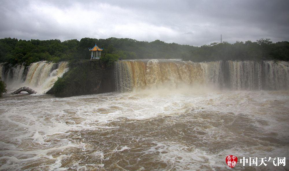 牡丹江:暴雨致镜泊湖瀑布现三面环水奇观