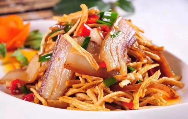 宜都的高山腊肉,豆瓣酱和蒜苗一起翻炒,好吃!