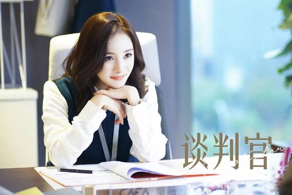 《谈判官》杨幂的衣品居然和腾格尔一样?