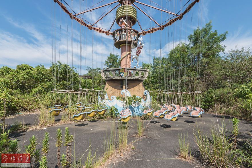 近日，摄影师Romain Veillon重新造访了废弃长达10年之久的奈良梦幻乐园，并且拍摄下震撼的园内景象。