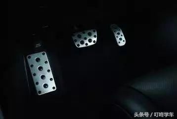 叮咚学车科目二、三停车时,先踩刹车还是先踩