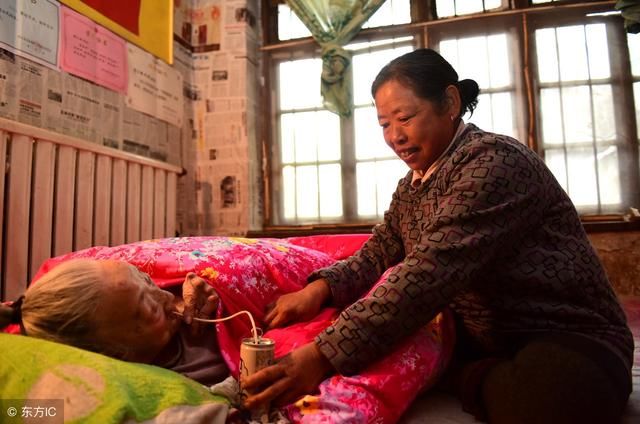 老人把财产都留给儿子,女儿能拒绝赡养老人吗