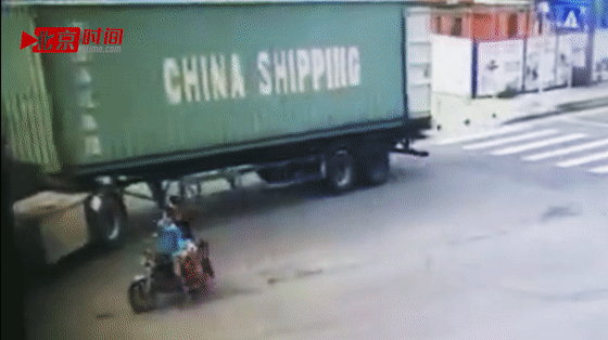 骑乘无牌摩托逆行与转弯大车相撞  少年当场死亡 骑乘无牌摩托逆行与转弯大车相撞  少年当场死亡