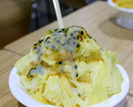 牛奶什果绵绵冰 浓郁的牛奶味香气十足!