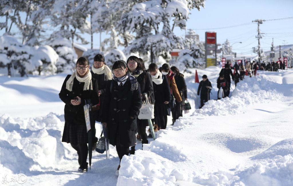 2018日本大学统一高考,学生们踏雪入考场,有人