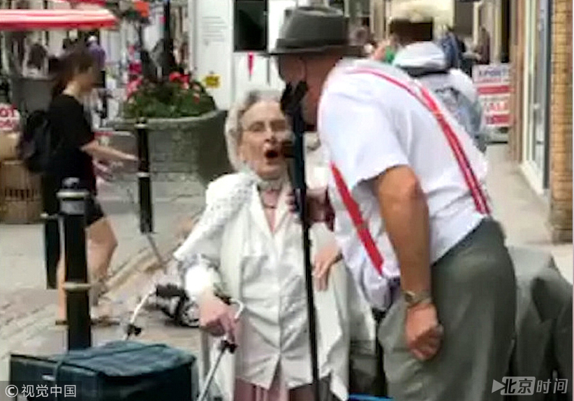 暖心二重唱!英88岁老妇与街头艺人合唱 听众落泪 暖心二重唱!英88岁老妇与街头艺人合唱 听众落泪