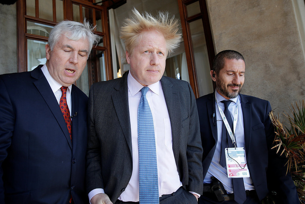 英国外交大臣约翰逊头发被吹乱 现古怪造型