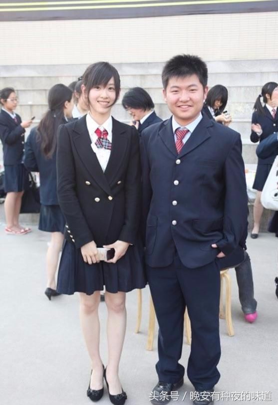 看了奶茶妹妹学生时代的相片,才知道刘强东要