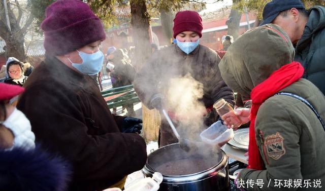 每年腊八,来雍和宫喝粥的香客多达数万人,僧人