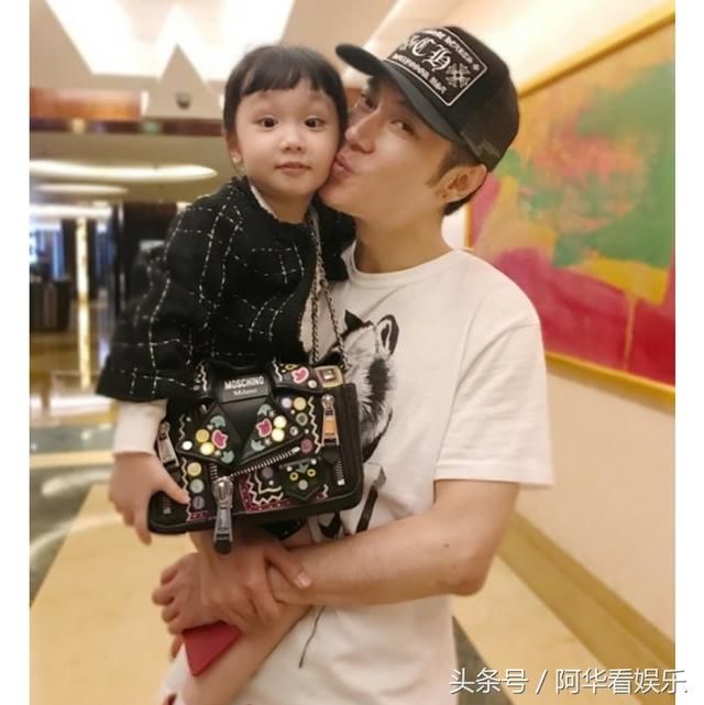 洪欣张丹峰4岁的女儿彤彤超萌超可爱超百搭 网