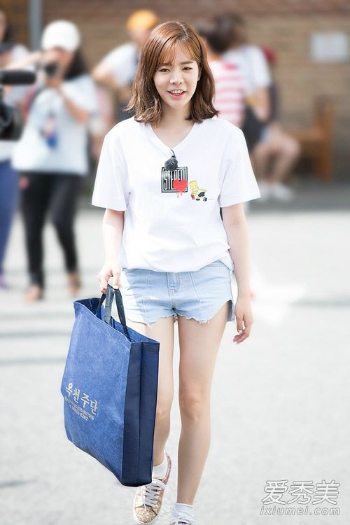 sunny李顺圭用白T恤配浅蓝牛仔裤和球鞋，清新大方，小巧玲珑，十分可爱哦。