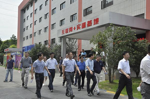 武汉青山区人大40余人莅临武汉新华电脑学校