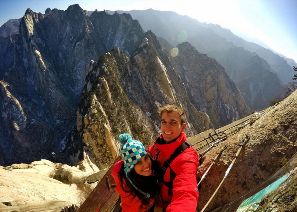 捏冷汗！外国情侣登华山栈道任性自拍