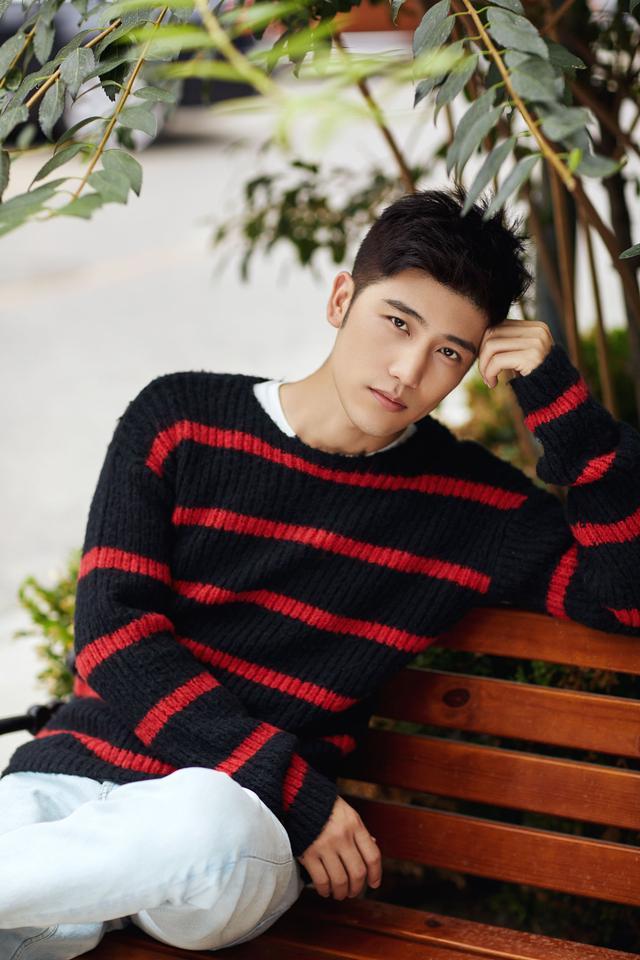 张耀宇写真大片曝光 阳光治愈尽显暖男魅力