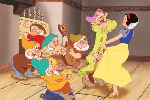 迪士尼公主才会干的事情,美人鱼用叉子梳头,乐