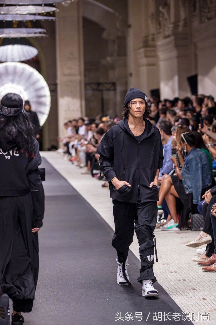 向佐 登上巴黎时装周Y3秀场,网友:不愧为向华强