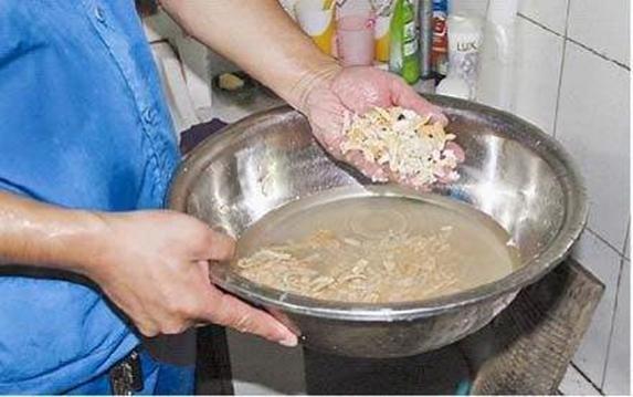 热水壶常年水垢堆积,不清易致癌,家里有它,一招