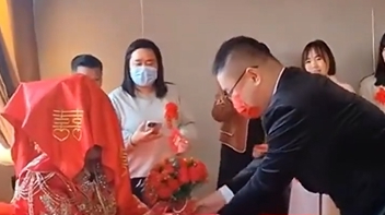 《失孤》原型郭刚堂儿子结婚,刘德华委派香港导演送祝福 《失孤》原型郭刚堂儿子结婚,刘德华委派香港导演送祝福