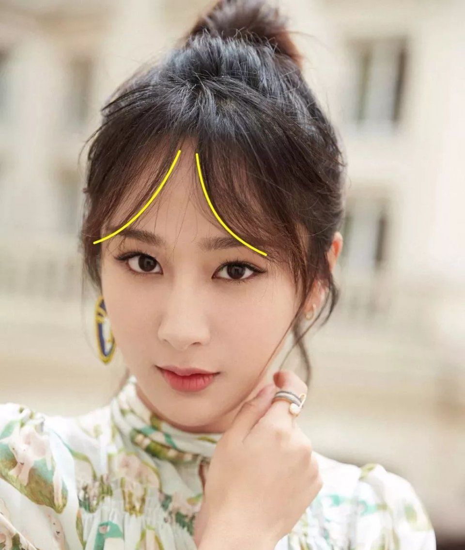 杨幂竟然剪刘海了?嫩牛五方的脸型又回归!