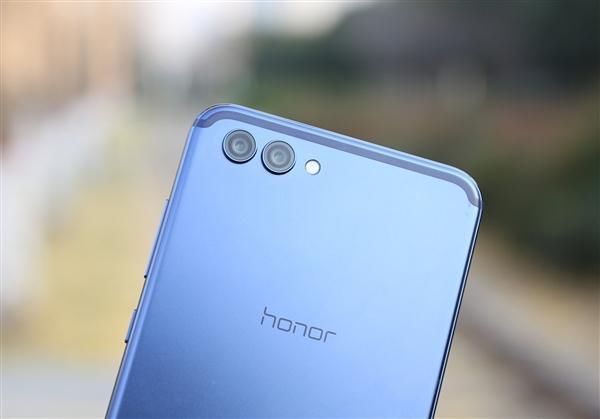 它就是华为荣耀v10,华为荣耀v10结合了颜值与性能于一体的轻旗舰,首先